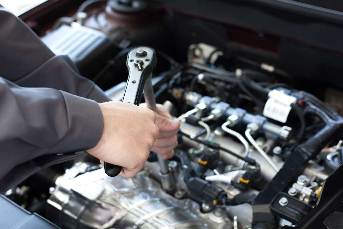 Albertslund Autocenter i Taastrup, Albertslund og Glostrup l Mekaniker l Bilreparation l Dækskift l Forsikringskader på biler l Syn af bil